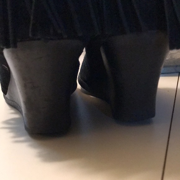 🚨B2G1 MINNETONKA Black Leather Fringed Wedged Low Calf Boots - Picture 4 of 7